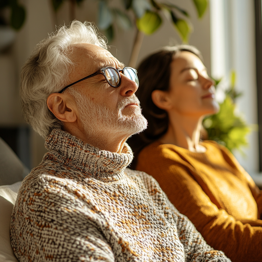 Індивідуальне заняття йогою з інструктором для літньої жінки